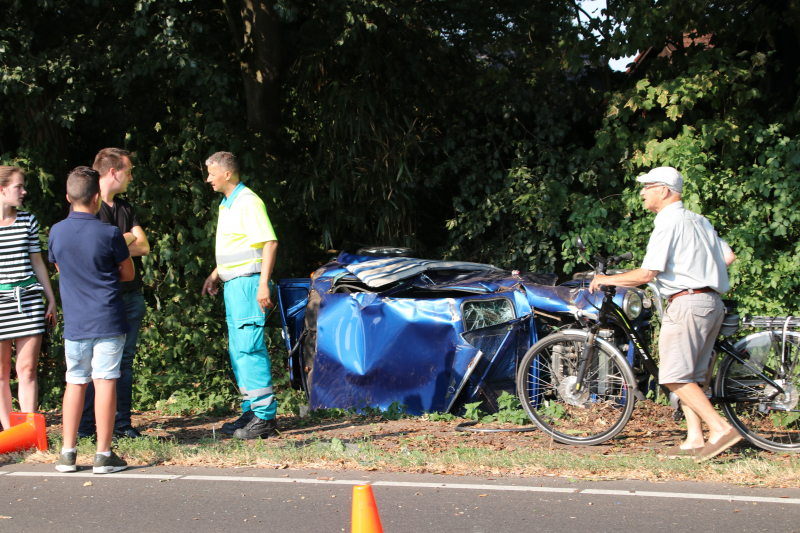 Man en kind vrijwel ongedeerd na zware crash