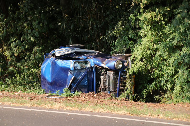 Man en kind vrijwel ongedeerd na zware crash