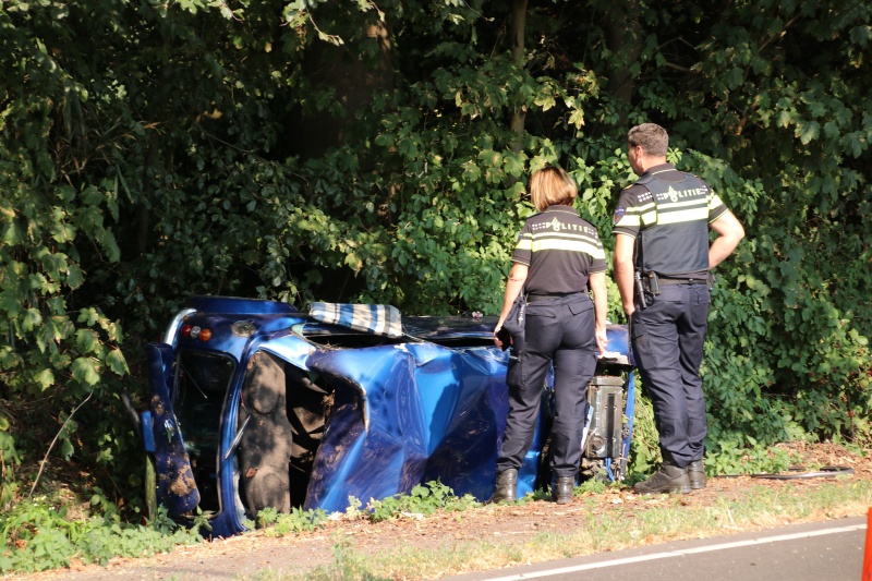 Man en kind vrijwel ongedeerd na zware crash