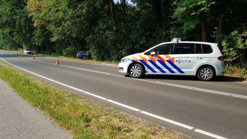 Man en kind vrijwel ongedeerd na zware crash