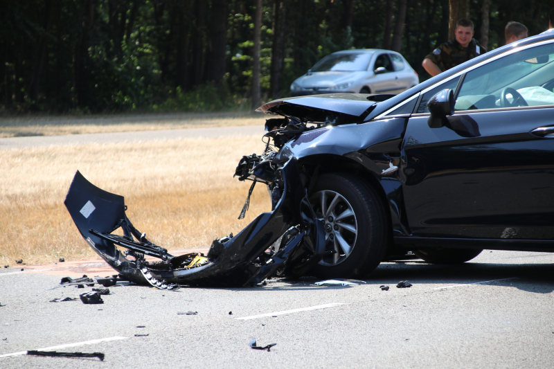 Frontale aanrijding bij gasterij Zondag