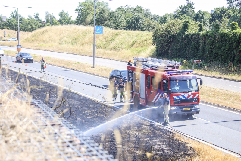 Flinke bermbrand op dijk