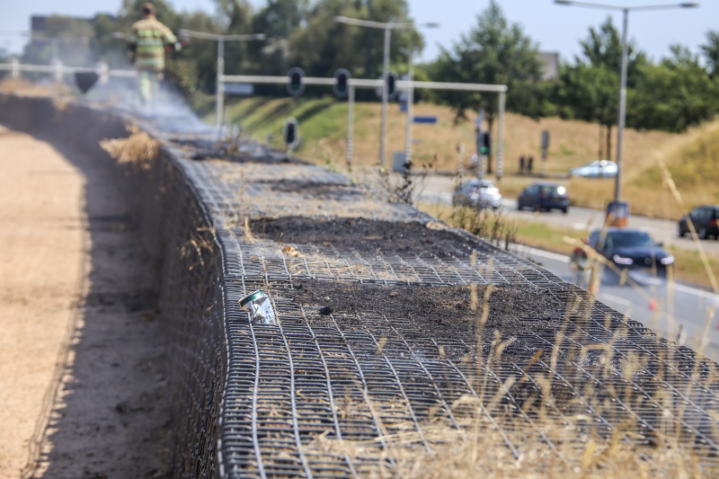 Flinke bermbrand op dijk