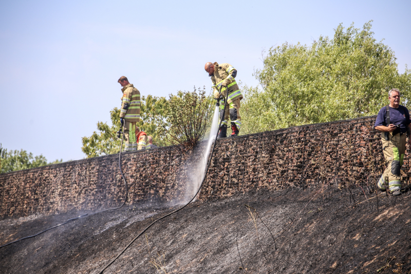 Flinke bermbrand op dijk