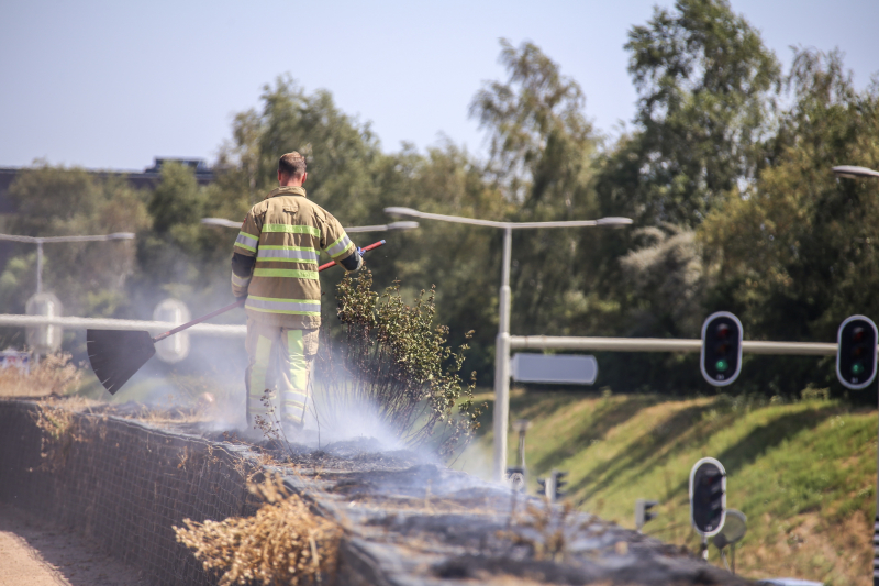 Flinke bermbrand op dijk