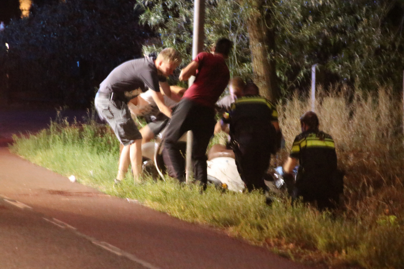 Beschonken scooterbestuurder belandt in de sloot