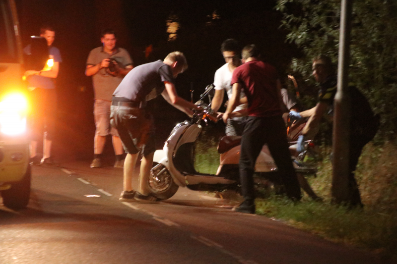 Beschonken scooterbestuurder belandt in de sloot