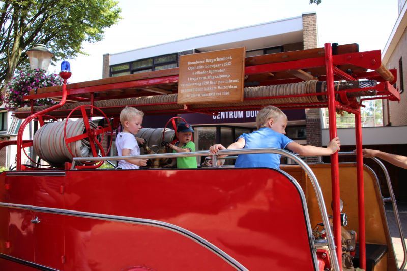 Grote drukte op de dag van de oude brandweerwagen
