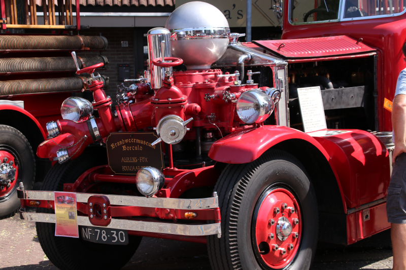 Grote drukte op de dag van de oude brandweerwagen