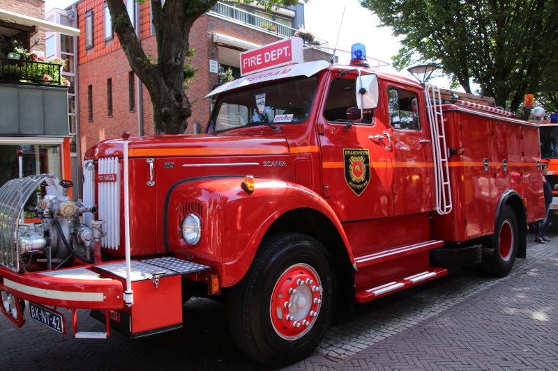 Grote drukte op de dag van de oude brandweerwagen