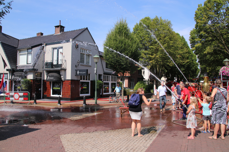 Grote drukte op de dag van de oude brandweerwagen