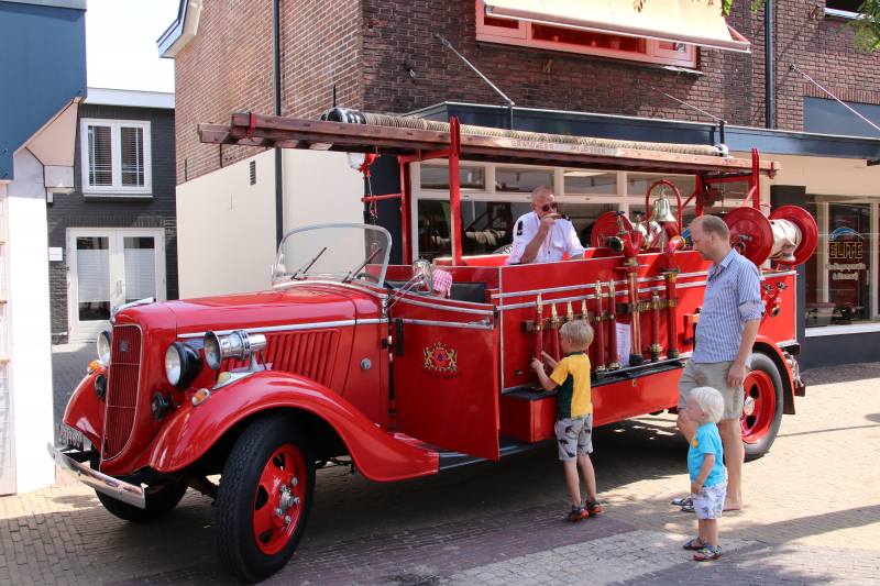 Grote drukte op de dag van de oude brandweerwagen