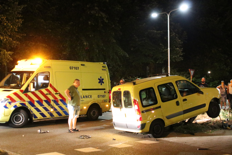 Auto ramt lantarenpaal bestuurder gewond