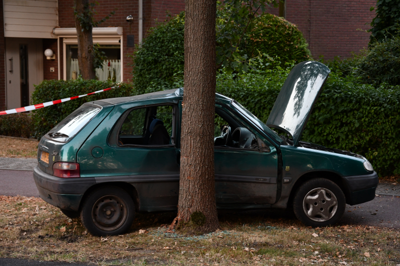 Auto total loss na knal tegen boom