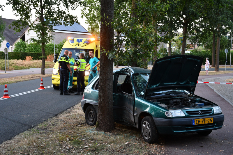 Auto total loss na knal tegen boom