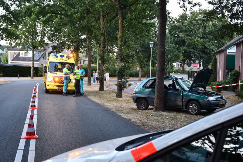 Auto total loss na knal tegen boom