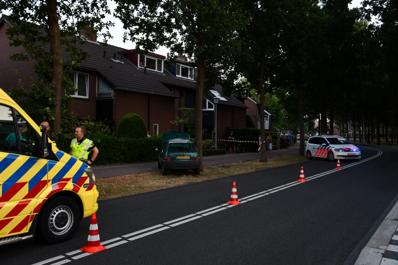 Auto total loss na knal tegen boom