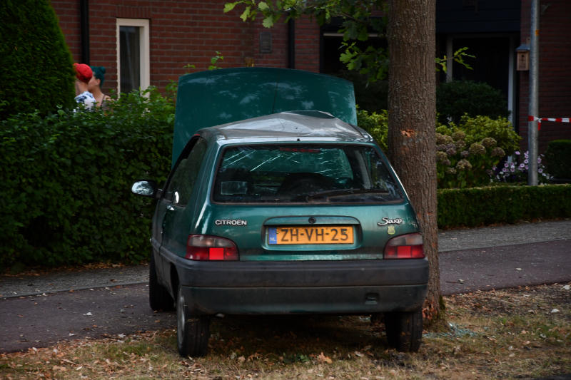 Auto total loss na knal tegen boom