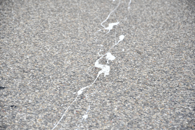 Honderden meters witte verfspoor over de weg