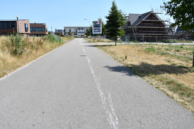 Honderden meters witte verfspoor over de weg