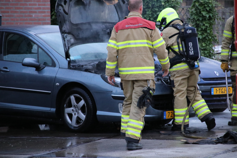 Auto vat vlam voor de garage