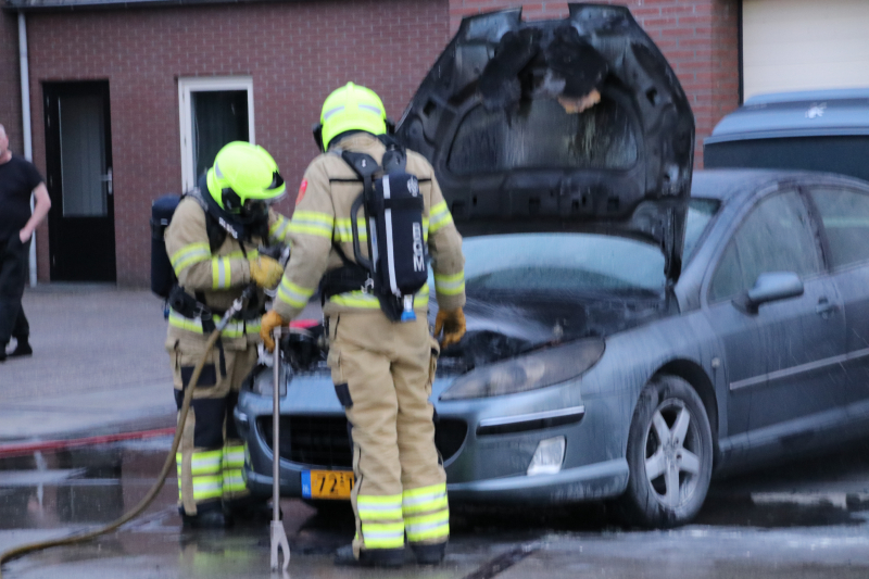 Auto vat vlam voor de garage