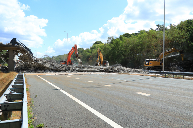 Snelweg afgesloten door sloop brug