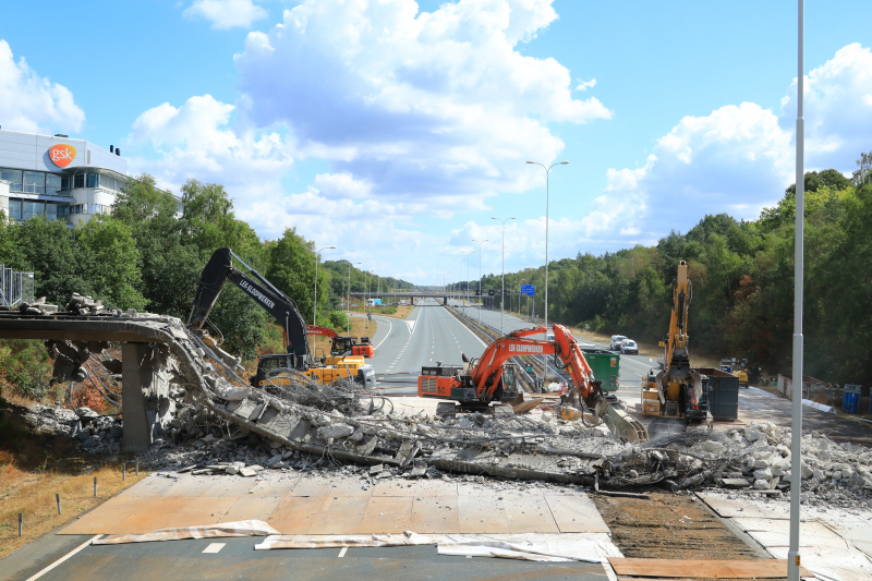 Snelweg afgesloten door sloop brug