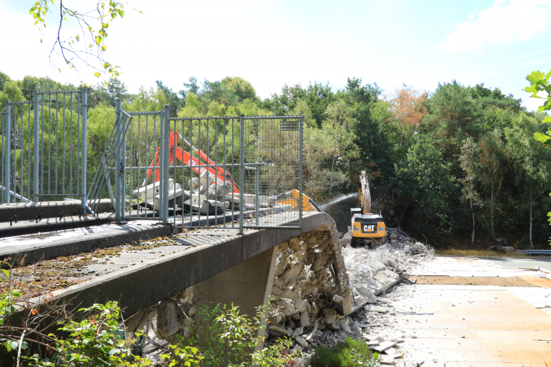 Snelweg afgesloten door sloop brug