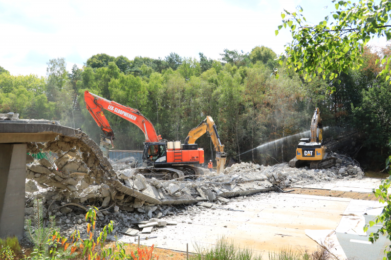 Snelweg afgesloten door sloop brug