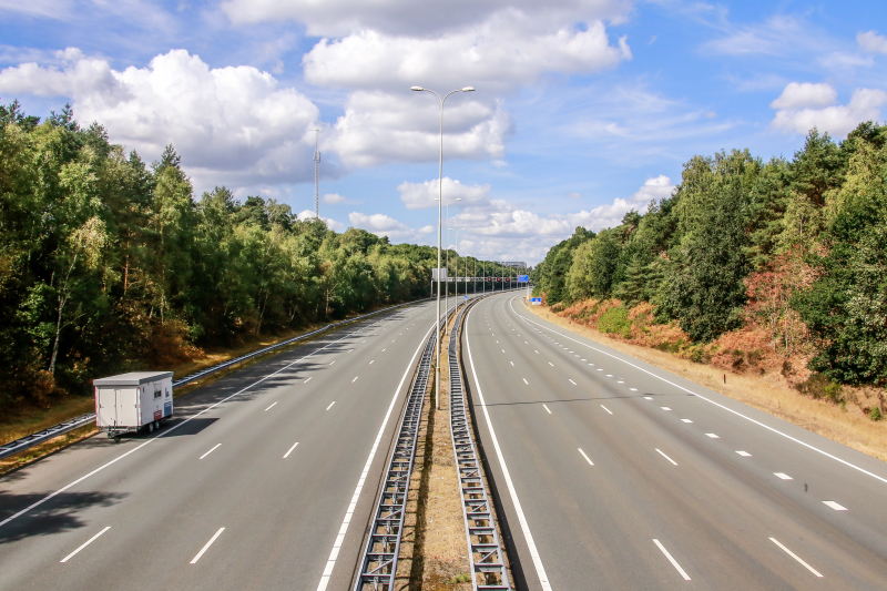 Snelweg afgesloten door sloop brug