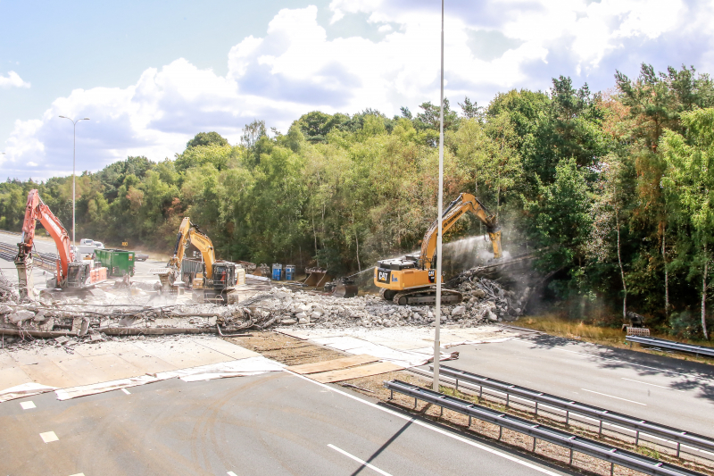 Snelweg afgesloten door sloop brug