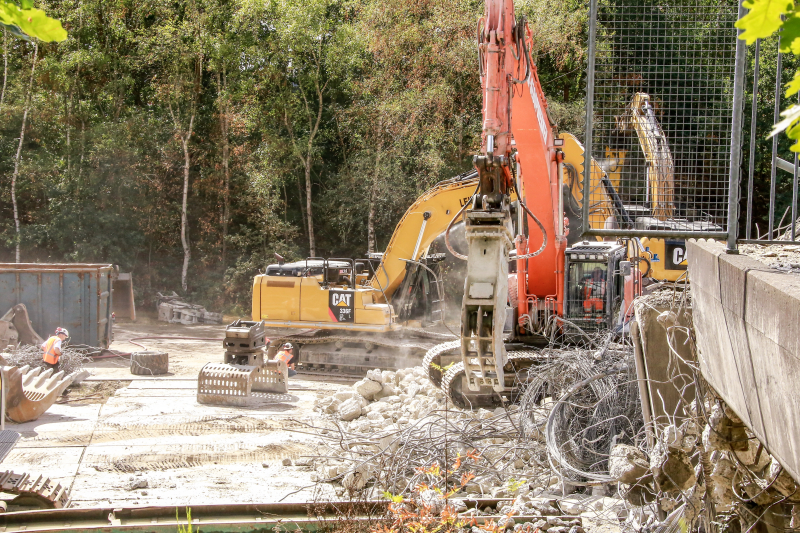 Snelweg afgesloten door sloop brug