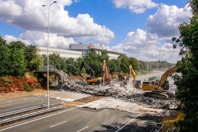 Snelweg afgesloten door sloop brug