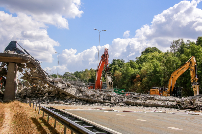 Snelweg afgesloten door sloop brug