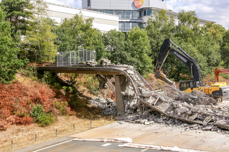 Snelweg afgesloten door sloop brug