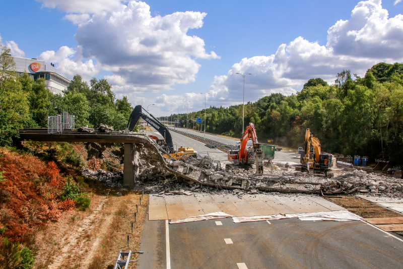 Snelweg afgesloten door sloop brug