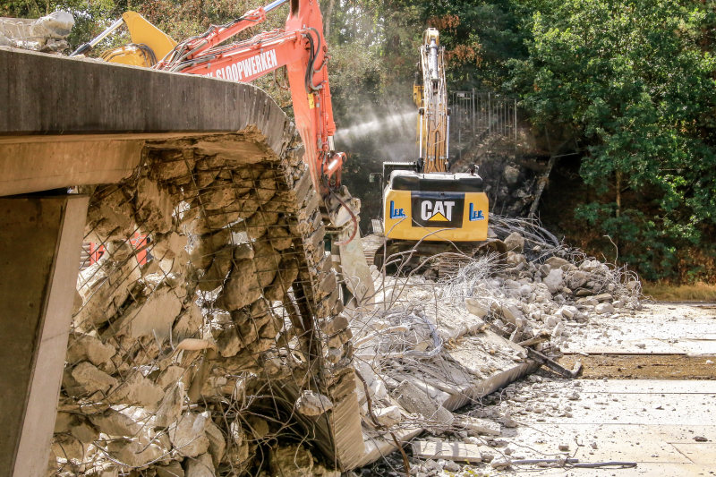Snelweg afgesloten door sloop brug
