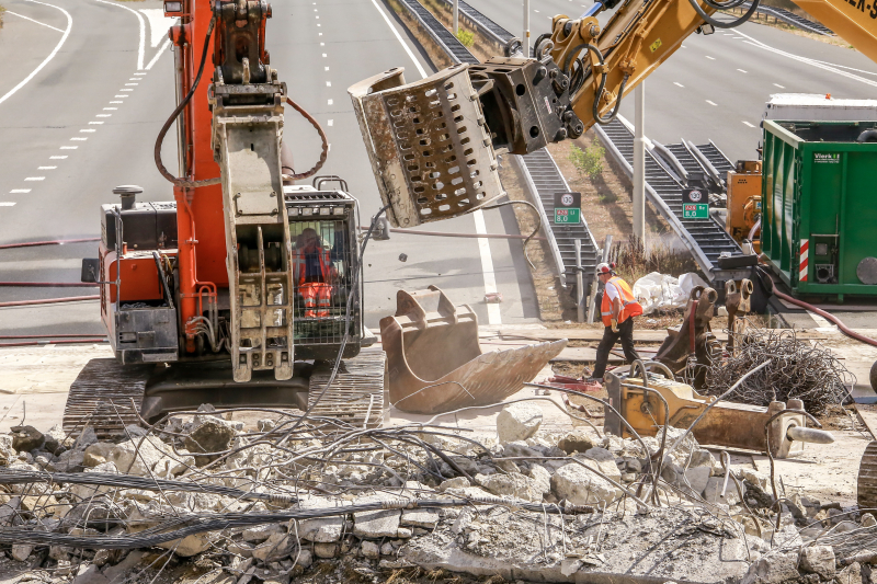 Snelweg afgesloten door sloop brug