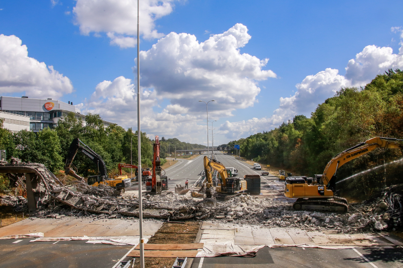 Snelweg afgesloten door sloop brug