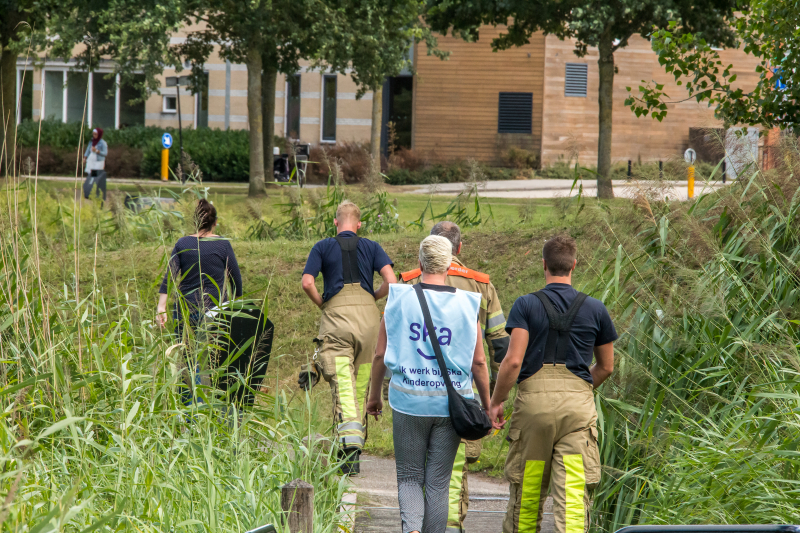 SKA-juf ontdekt in brand gestoken tas met schoolspullen