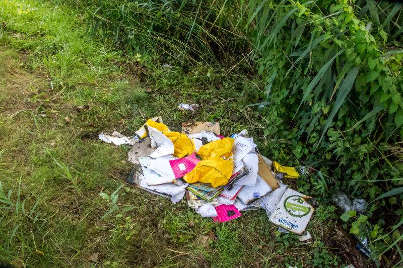 SKA-juf ontdekt in brand gestoken tas met schoolspullen