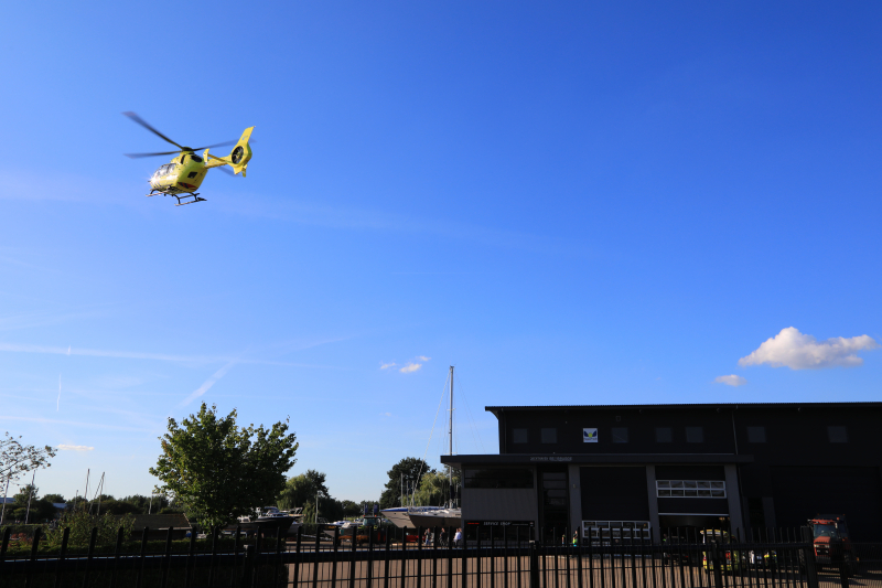 Persoon ernstig gewond na val van boot