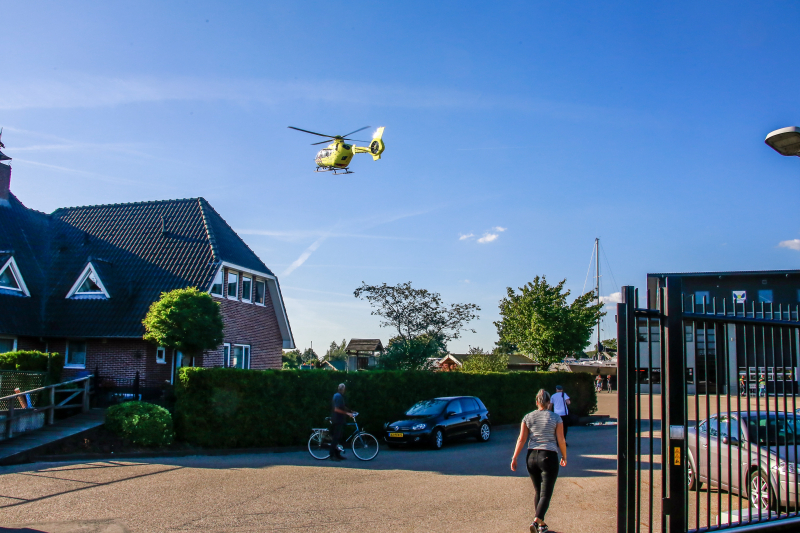 Persoon ernstig gewond na val van boot