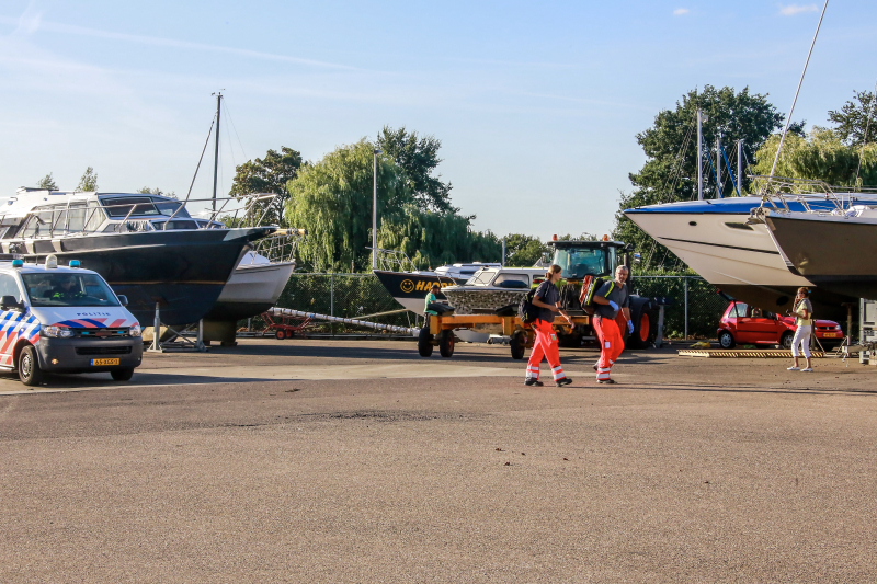Persoon ernstig gewond na val van boot