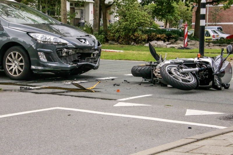 Auto rijdt vol achter op motor