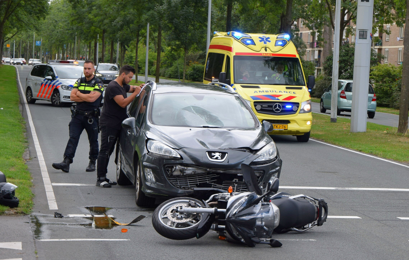 Auto rijdt vol achter op motor
