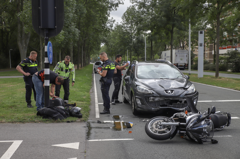 Auto rijdt vol achter op motor