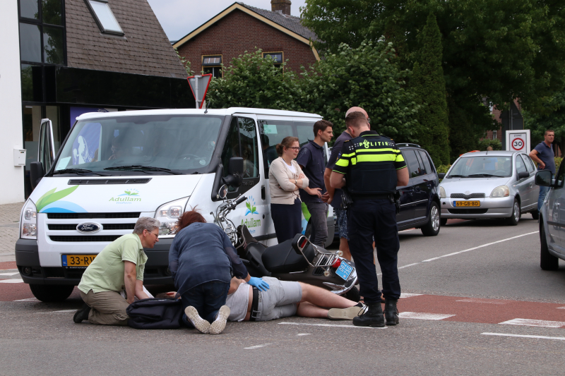 Scooterrijder gewond bij botsing met taxibus