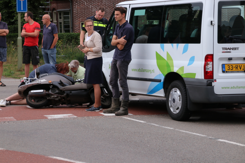 Scooterrijder gewond bij botsing met taxibus